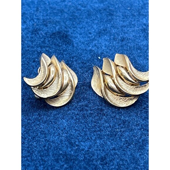 Trifari Vintage Clip-On Gold Tone Leaf Earrings 1 Inch - Picture 1 of 4